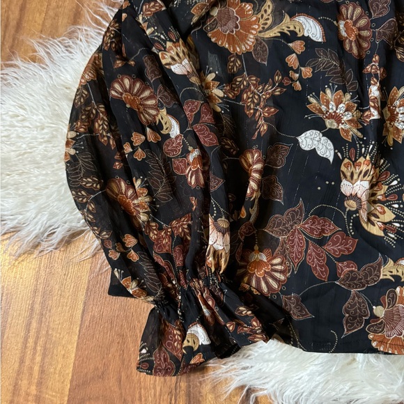 Evereve Women’s Dark Floral Fall Blouse - Picture 2 of 6